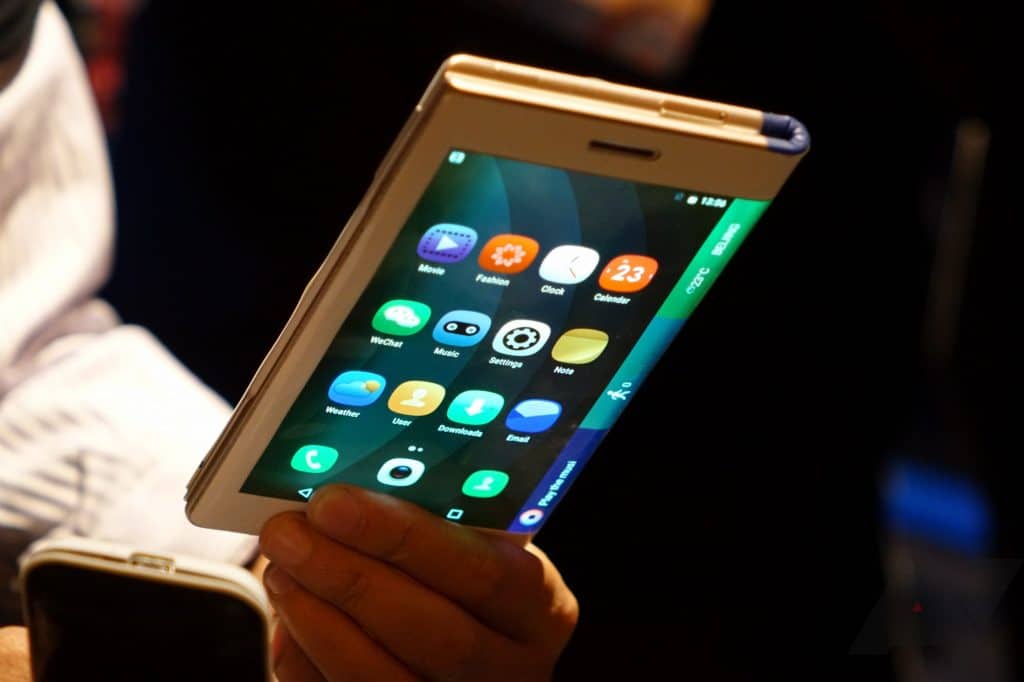 Présentation d'un smartphone à écran flexible